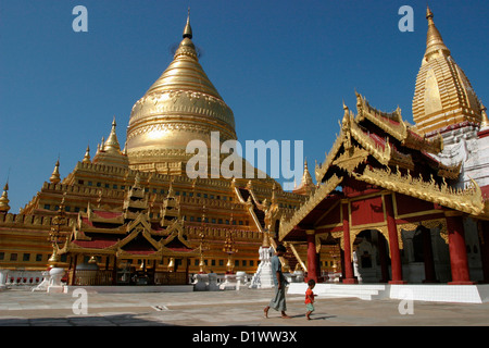 Die schöne Shwezigon Paya, eines der ältesten Stupas in Bagan, Burma, Myanmar, Südostasien. Stockfoto