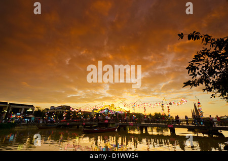 Dekorierte Brücke über thu Bon Fluss, Hoi an, Vietnam bei Sonnenuntergang mit Orane Himmel Stockfoto