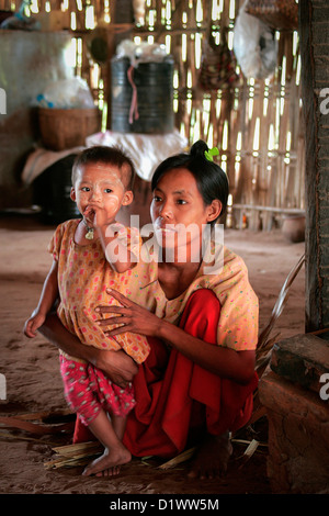 Porträt von Mutter und Kind in einem Palmzucker Bauernhof in einem Dorf zwischen Bagan und Mt Popa, Burma, Myanmar, Südostasien. Stockfoto