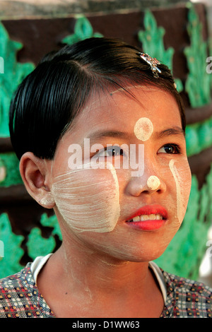 Porträt eines jungen Mädchens tragen Thanakha bei Kyaik Wortspiel Paya nahe Bago, Burma, Myanmar, Südostasien. Stockfoto