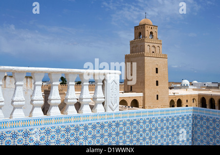 Tunesien, Kairouan, Blick auf die Sidi Oqba Moschee, Olso, bekannt als die große Moschee, von der Terrasse der Medina Stockfoto