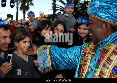 König Baltasar willkommen Kinder und nimmt die Kinder Buchstaben der Wünsche, die Epiphanie Tag Barcelona Stockfoto