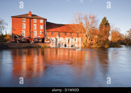 Die alte Mühle-Pub, Restaurant und Hotel in Harnham. Stockfoto