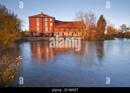 Die alte Mühle-Pub, Restaurant und Hotel in Harnham. Stockfoto