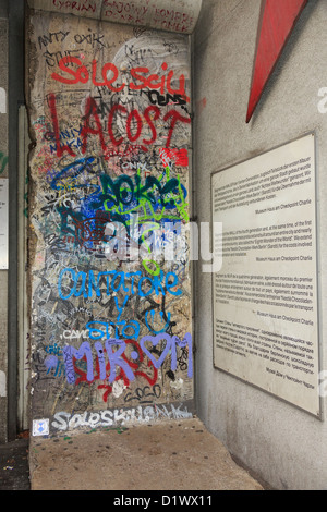 Graffiti auf einem Abschnitt der ursprünglichen Mauer mit Informationen in vier Sprachen außerhalb Checkpoint-Charlie-Museum in Berlin Deutschland Stockfoto