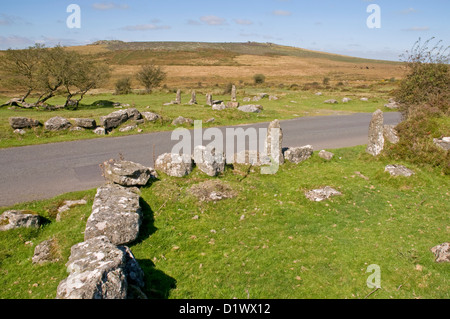 Standing Stones und Reste einer alten Siedlung in der Nähe von Hemsworthy Tor auf Dartmoor, mit Pil Tor und Top Tor hinaus. Stockfoto