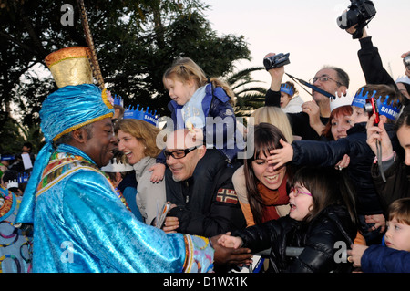 König Baltasar willkommen Kinder und nimmt die Kinder Buchstaben der Wünsche, die Epiphanie Tag Barcelona Stockfoto