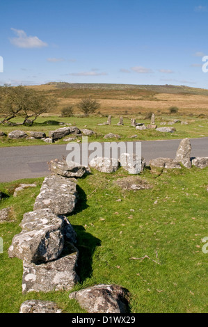 Standing Stones und Reste einer alten Siedlung in der Nähe von Hemsworthy Tor auf Dartmoor, mit Pil Tor und Top Tor hinaus. Stockfoto