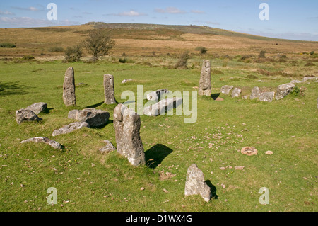 Standing Stones und Reste einer alten Siedlung in der Nähe von Hemsworthy Tor auf Dartmoor, mit Pil Tor und Top Tor hinaus. Stockfoto