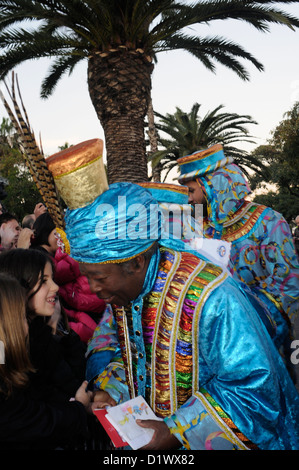 König Baltasar willkommen Kinder und nimmt die Kinder Buchstaben der Wünsche, die Epiphanie Tag Barcelona Stockfoto