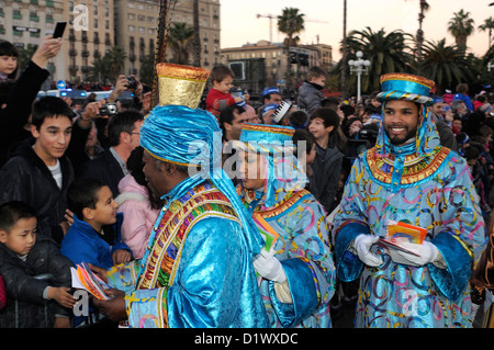 König Baltasar willkommen Kinder und nimmt die Kinder Buchstaben der Wünsche, die Epiphanie Tag Barcelona Stockfoto