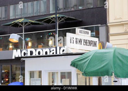 McDonalds am Checkpoint Charlie in der Friedrichstraße im heutigen Berlin, Deutschland Stockfoto