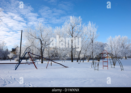leeren Kinderspielplatz mit Raureif bedeckt Bäume auf Straße in kleinen ländlichen Dorf vergessen Saskatchewan Kanada Stockfoto