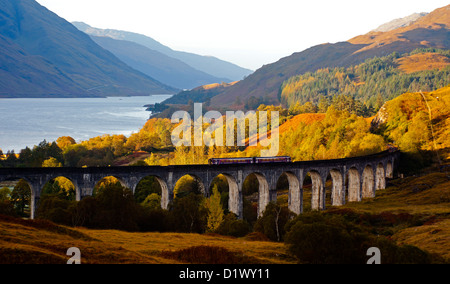 Firtst Scotrail Diesel Zug kreuzt Glenfinnan-Viadukt im Herbst mit Loch Shiel in Hintergrund, Lochaber, Schottland, UK, Europa Stockfoto