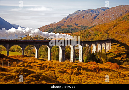 Jacobite Steam train, Glenfinnan-Viadukt im Herbst mit Loch Shiel im Hintergrund, Lochaber, Schottland, UK, Europa Stockfoto