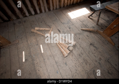 Nachbau von Alltagsgegenständen, die im 17. Jahrhundert Französisch Jesuit Mission gefunden. Stockfoto