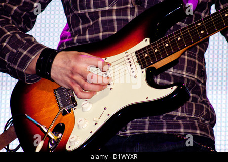 Nahaufnahme von einer e-Gitarre gespielt wird Stockfoto