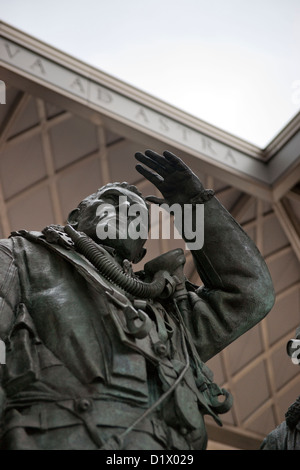 Die Skulptur innerhalb der Bomber Command Gedenkstätte in Green Park, London. Bomber Command Gedenkstätte Royal Air Force London RAF Stockfoto