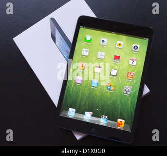Ein nagelneues Apple iPad Mini auf der Box liegt Stockfoto