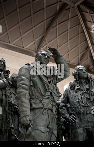 Die Skulptur innerhalb der Bomber Command Gedenkstätte in Green Park, London. Bomber Command Gedenkstätte Royal Air Force London RAF Stockfoto