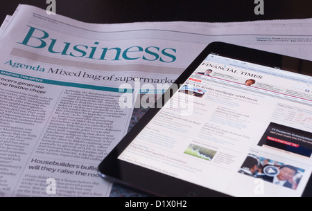 Ein Apple iPad Mini liegt auf einer Wirtschaftszeitung mit der Financial Times Website öffnen Stockfoto