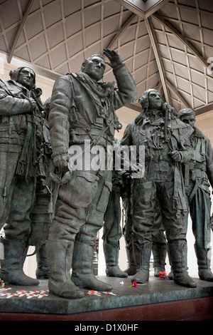 Die Skulptur innerhalb der Bomber Command Gedenkstätte in Green Park, London. Bomber Command Gedenkstätte Royal Air Force London RAF Stockfoto