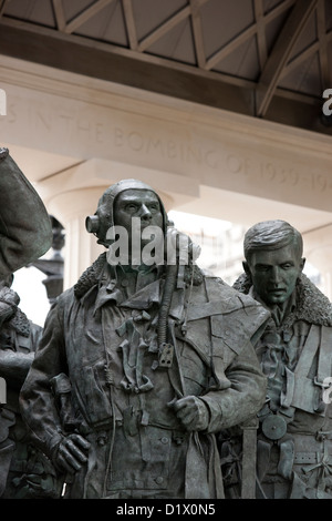 Die Skulptur innerhalb der Bomber Command Gedenkstätte in Green Park, London. Bomber Command Gedenkstätte Royal Air Force London RAF Stockfoto