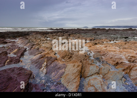 Welle schneiden Plattform Seaton Beach in South East Cornwall, Großbritannien im Winter Stockfoto