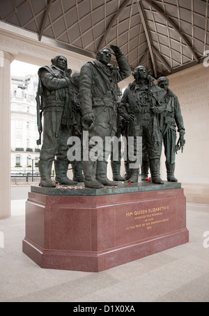 Die Skulptur innerhalb der Bomber Command Gedenkstätte in Green Park, London. Bomber Command Gedenkstätte Royal Air Force London RAF Stockfoto