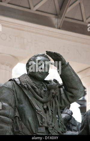 Die Skulptur innerhalb der Bomber Command Gedenkstätte in Green Park, London. Bomber Command Gedenkstätte Royal Air Force London RAF Stockfoto