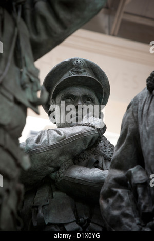 Die Skulptur innerhalb der Bomber Command Gedenkstätte in Green Park, London. Bomber Command Gedenkstätte Royal Air Force London RAF Stockfoto