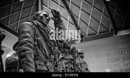 Die Skulptur innerhalb der Bomber Command Gedenkstätte in Green Park, London. Bomber Command Gedenkstätte Royal Air Force London RAF Stockfoto