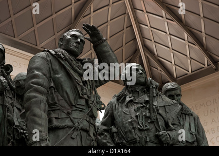 Die Skulptur innerhalb der Bomber Command Gedenkstätte in Green Park, London. Stockfoto