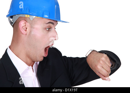 Architekt, Blick auf seine Uhr. Stockfoto