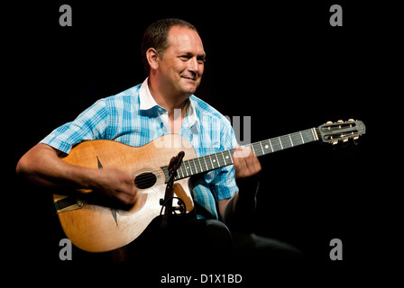 Stochelo Rosenberg, (Selmer Maccaferri) Gitarrensolo - Jazz À Coti, 3ème Édition (August 2010) Stockfoto