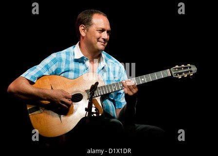 Stochelo Rosenberg, (Selmer Maccaferri) Gitarrensolo - Jazz À Coti, 3ème Édition (August 2010) Stockfoto