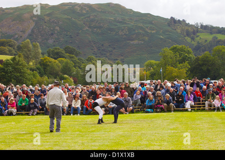 Menschenmassen beobachten das Cumberland & Westmorland Wrestling in Grasmere Lakeland Sport, Nationalpark Lake District, Cumbria, England. Stockfoto