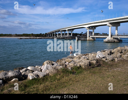 Angeln am Sebastian Inlet an der Ostküste von Florida Stockfoto