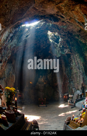 Marble Mountains, Strahl hell leuchtenden Huyen Khong Höhle. Danang, Vietnam Stockfoto