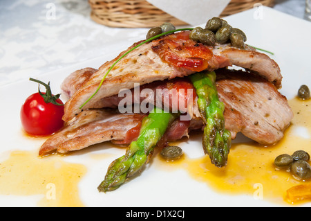 Fleisch mit Spargel auf einem weißen Teller in einem restaurant Stockfoto