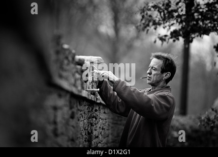 Steinmetzen bei der Arbeit, Aufbau einer Trockenmauer cotswold Stockfoto