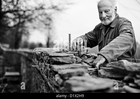 Steinmetzen bei der Arbeit, Aufbau einer Trockenmauer cotswold Stockfoto