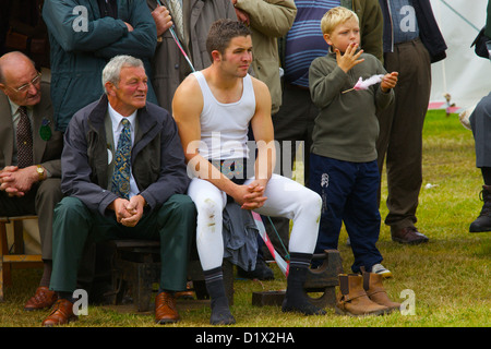 Ringer beobachten die Konkurrenz von der Masse am Cumberland & Westmorland Wrestling in Grasmere Lakeland Sport, Lake District Stockfoto