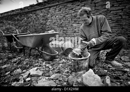 Steinmetzen bei der Arbeit, Aufbau einer Trockenmauer cotswold Stockfoto