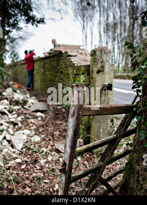 Steinmetzen bei der Arbeit Bau einer Trockensteinmauer cotswold Stockfoto