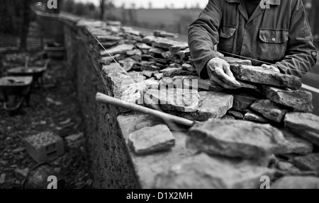 Steinmetzen bei der Arbeit, Aufbau einer Trockenmauer cotswold Stockfoto