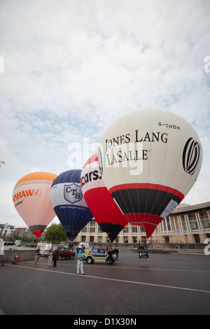 Bristol Heißluftballons aufgeblasen im Lloyds Amphitheatre Stockfoto