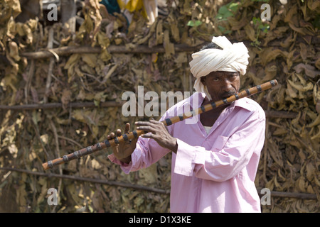 Musiker auf bunten Bambusflöte, Korku Stamm, Khalwa, Madhyapradesh, Indien. Stockfoto