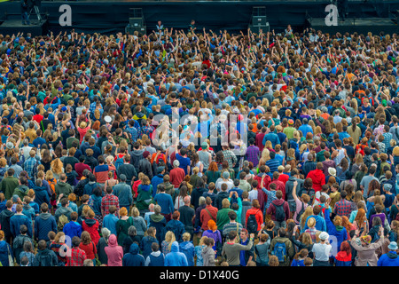 Massen von Menschen behandelnden Musikfestival, UK. Stockfoto