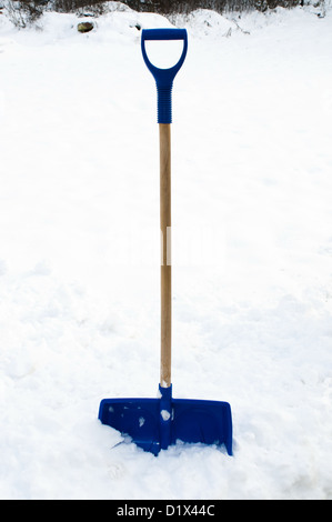 Schneeschaufel stecken in den Schneehaufen Stockfoto